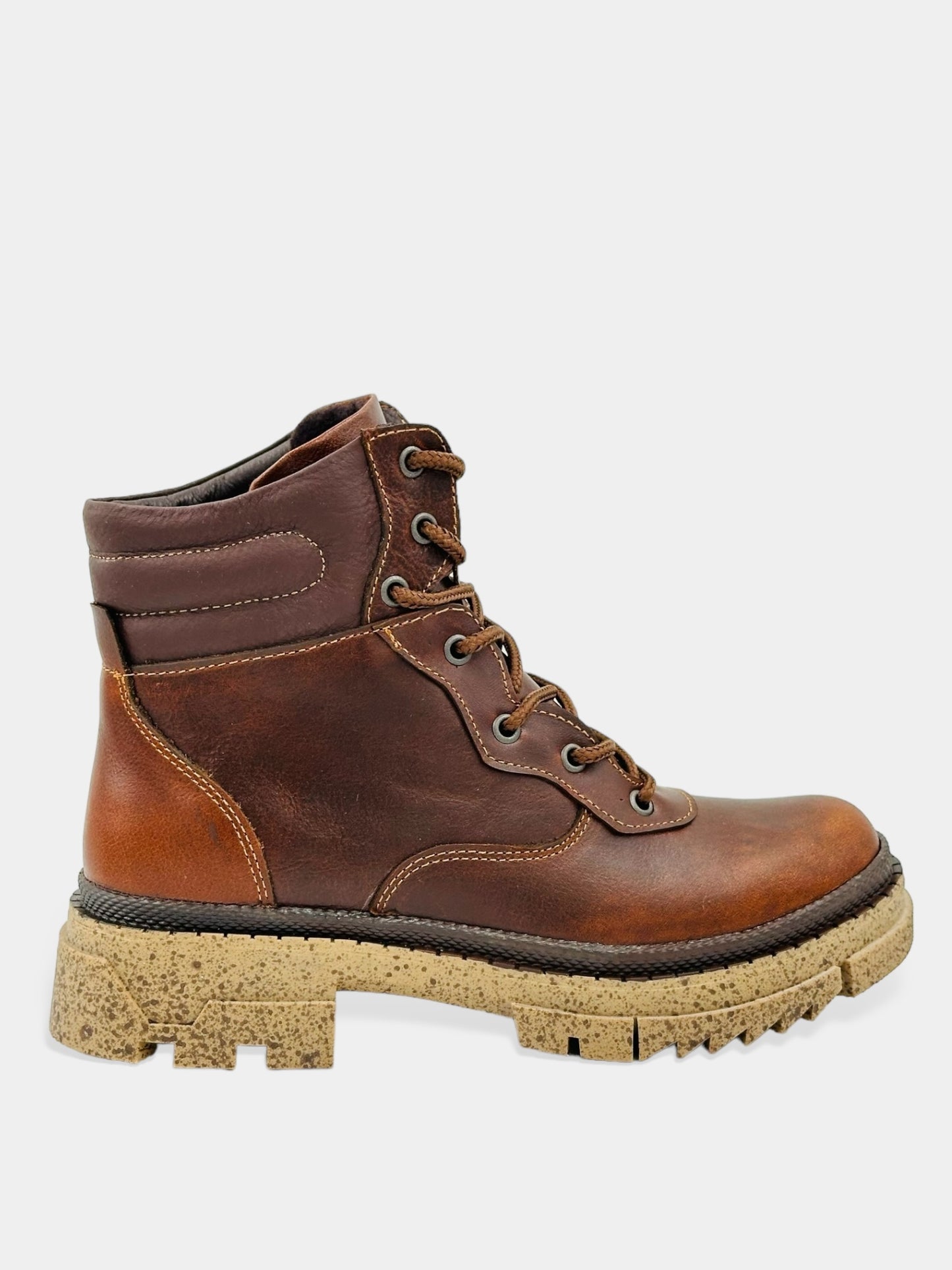 BOTÍN EN CUERO COLOR COÑAC DE CORDONES CON ABOLLONADO