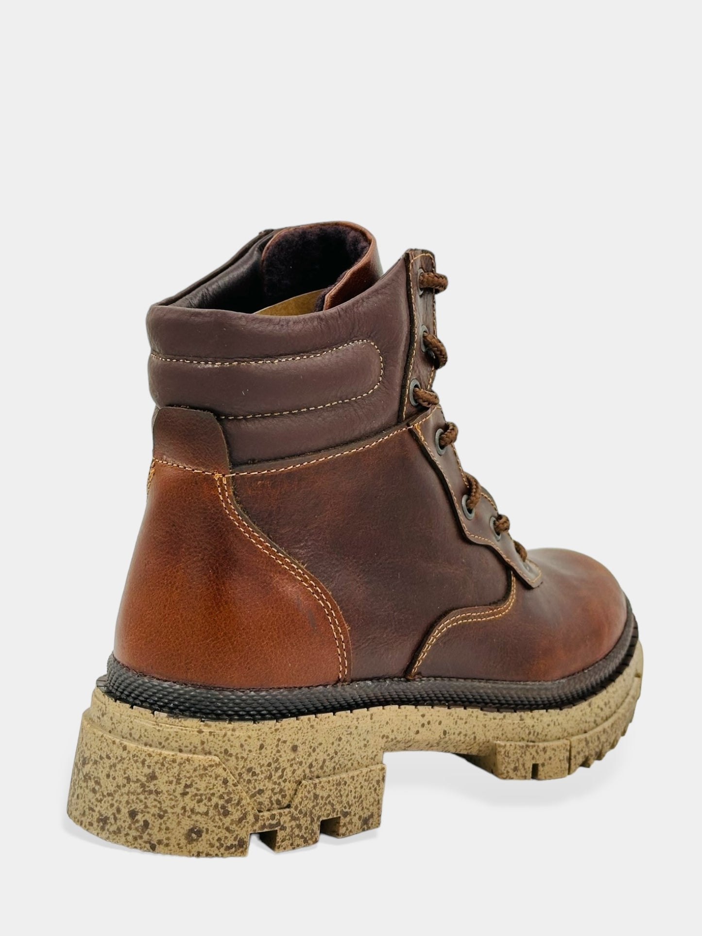 BOTÍN EN CUERO COLOR COÑAC DE CORDONES CON ABOLLONADO