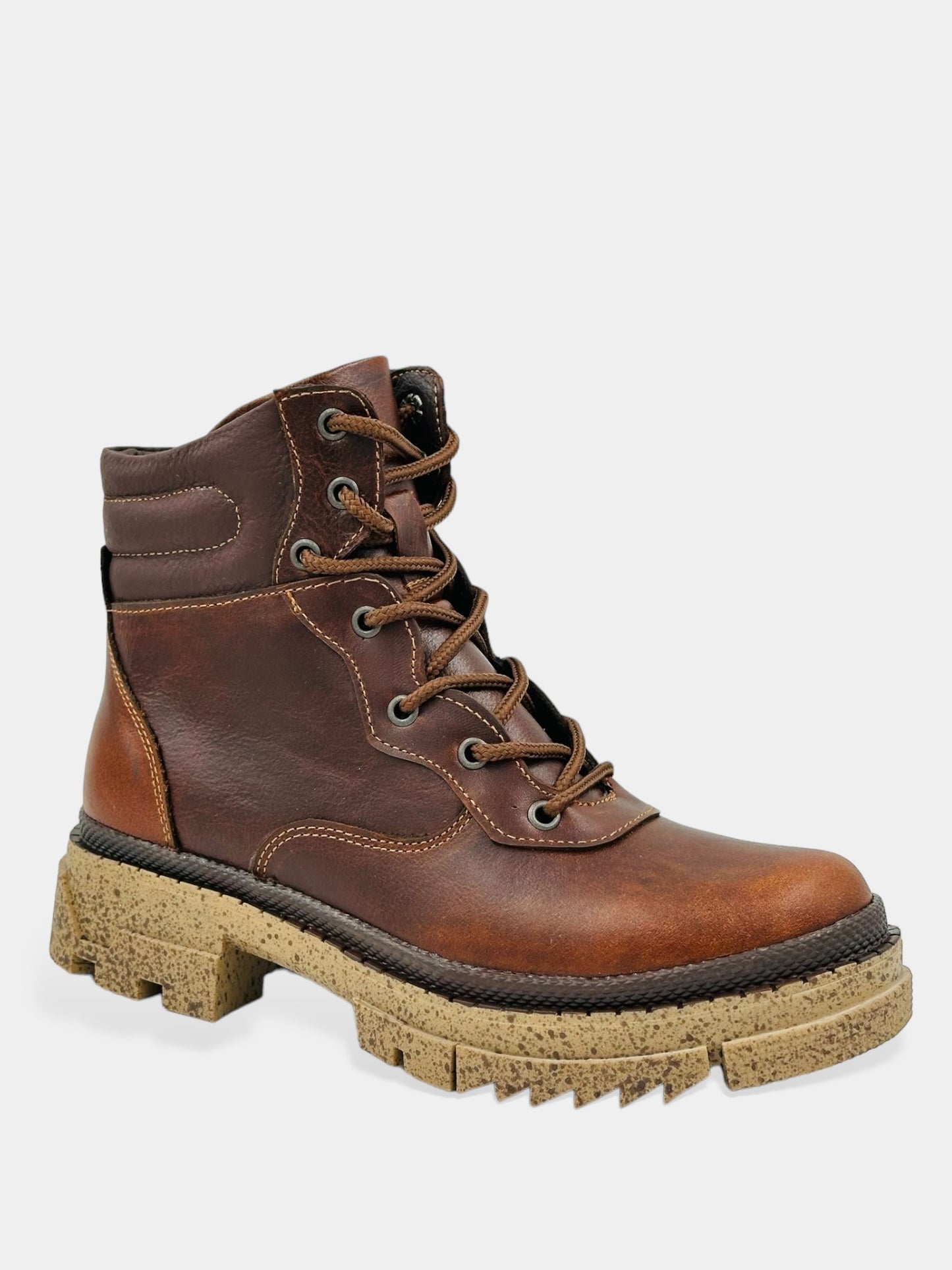 BOTÍN EN CUERO COLOR COÑAC DE CORDONES CON ABOLLONADO