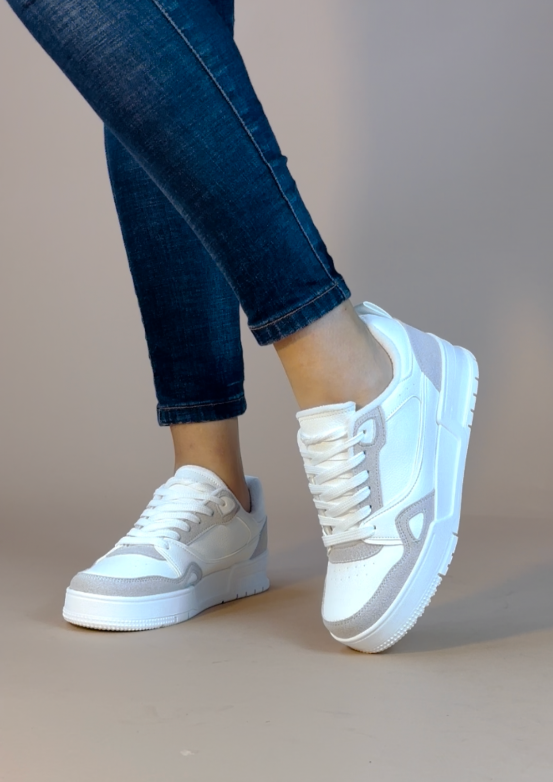 TENIS CASUAL DAMA COLOR BLANCO Y GRIS